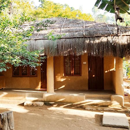 Cosmic Mud House Kanthalloor Exterior foto